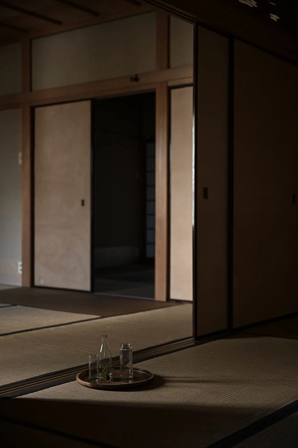 Glass vessels on a tray, set on tatami.
